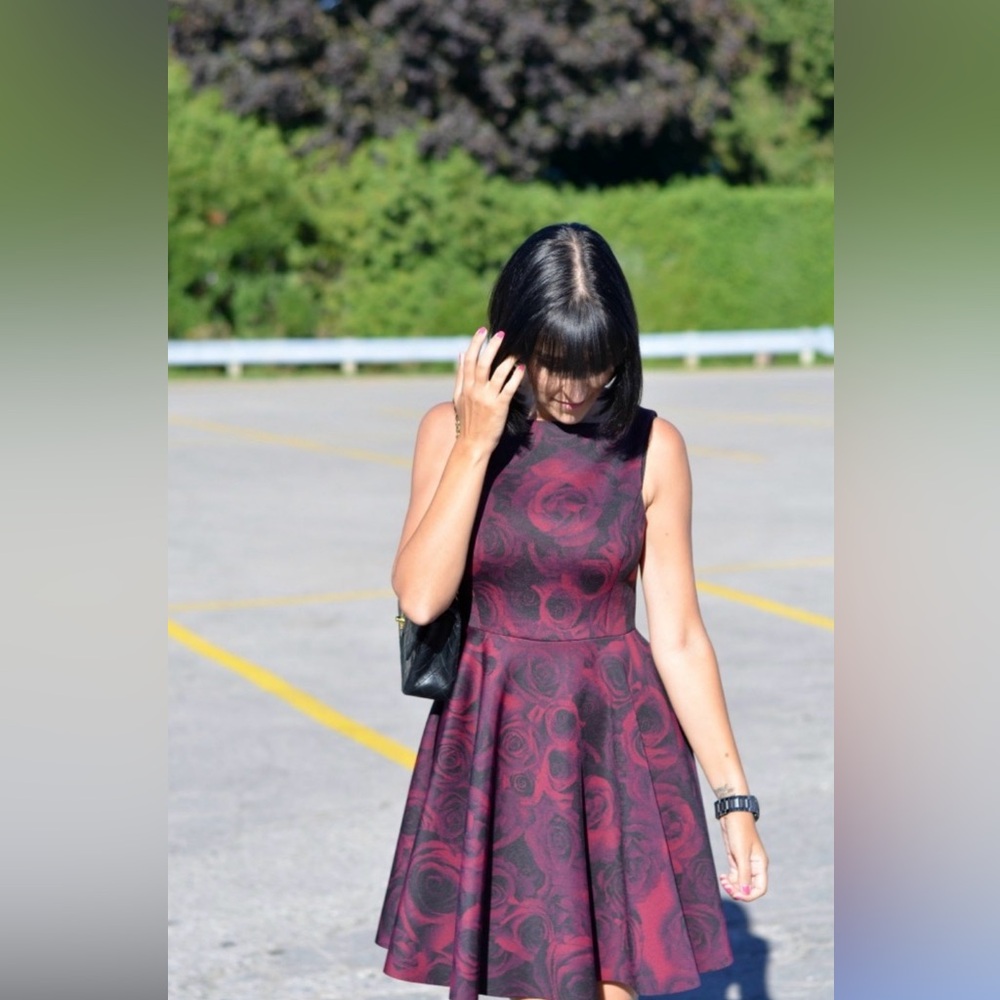 RW&CO. Spécial Édition ELLE Wine and Black Rose-Print High-Low Fit & Flare Dress